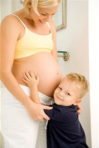 Беременная мама с сыном планируют мальчика