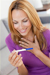 Девушка держит в руках тест на беременность