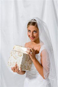 Невеста держит в руках подарок