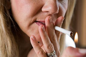 Девушка закуривает сигарету