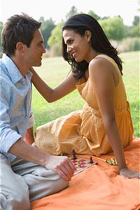 Женщина и мужчина на пикнике