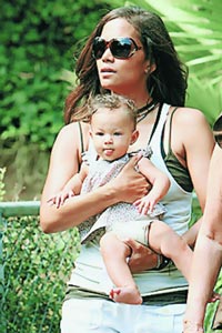 Холи Берри с ребенком