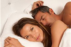 Мужчина и женщина лежат в постеле