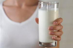 Девушка держит стакан с молоком