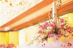 Украшение цветами свадебного зала