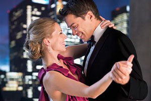 Мужчина и женщина танцуют