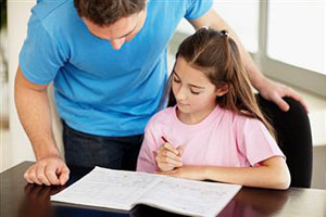 Отец помогает дочке делать уроки