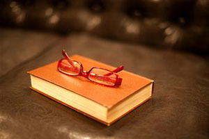 Очки лежат на книге