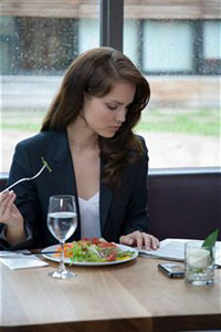 Девушка обедает в ресторане