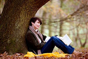 Девушка сидит под деревом