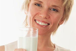 Женщина пьет молоко