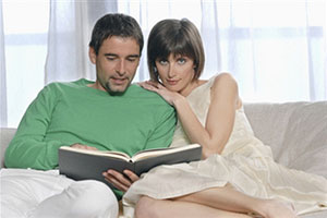 Супруги читают книгу