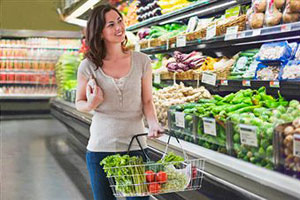 Девушка в продуктовом магазине