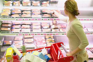 Девушка в продуктовом магазине
