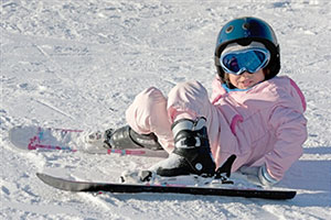 Ребенок катается на лыжах