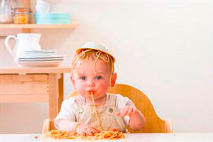 Малыш ест макароны