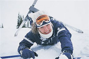 Девушка катается на лыжах