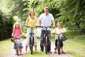 Семья на велосипедной прогулке