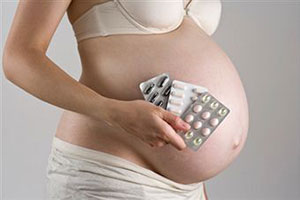 Беременная женщина с лекарствами