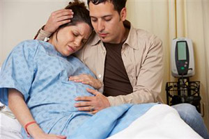 Беременная девушка мкчается от болей