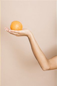Апельсин на руке