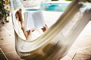 Девушка читает книгу снимая стресс