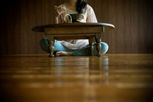Девушка обедает за японским деревянным столом