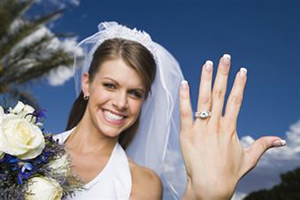 Невеста показывает кольцо с брильянтом