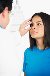 Девушку осматривает врач-офтальмолог на предмет наличия глаукомы