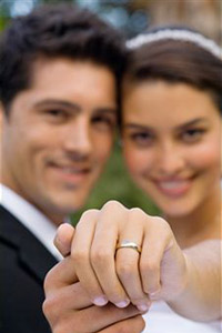 Жених и невеста показывают кольцо