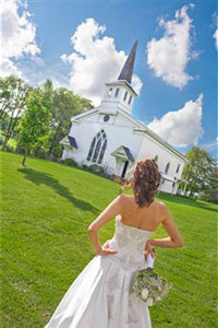 Девушка в свадебном платье у церкви