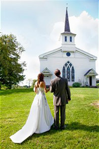 Жених и невеста идут на обряд венчания