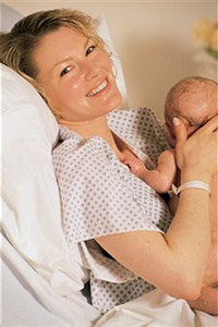 Девушка держит на руках новорожденного