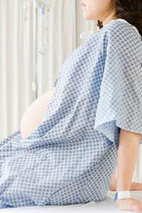Беременная девушка ждет эпидуральную анестезию