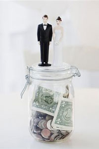 Свадебные статуэтки на банке с деньгами