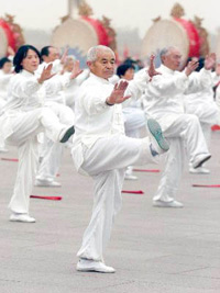 китайцы в белом делают гимнатику