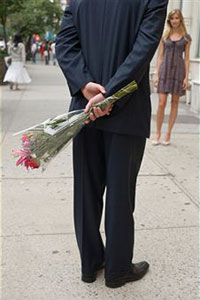 Мужчина собирается дарить девушке цветы