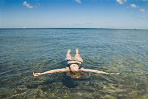Девушка лежит на воде Сент-Люсия