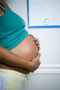 Беременная девушка определяет срок родов