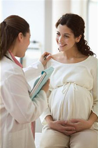 Доктор общается с беременной девушкой