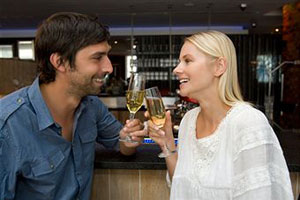 Мужчина и женщина пьют в баре