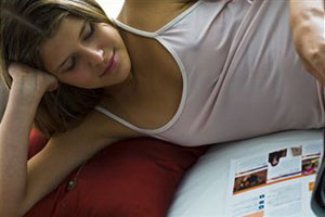 Женщина читает журнал