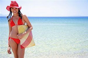 Девушка с пляжной сумкой