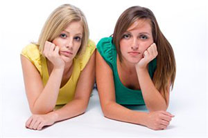 Две подруги лежат на полу