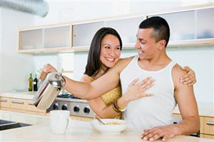 Жена с мужем стоят на кухне