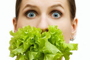 Девушка ест салат