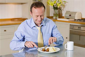 Мужчина ест