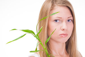 Девушка ест траву