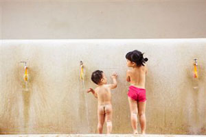 Мальчик и девочка моются в душе