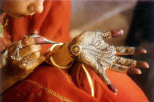 В Индии девушки перед свадьбой наносят рисунки менди на тело